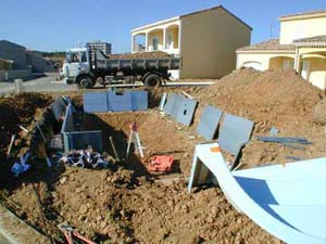 Construcción de una piscina a base de un kit de paneles metálicos