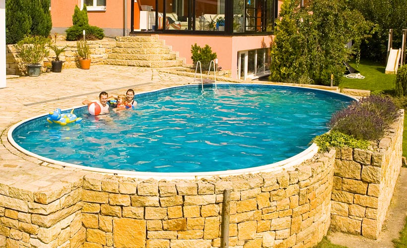 Vista piscina ovalada con liner 
